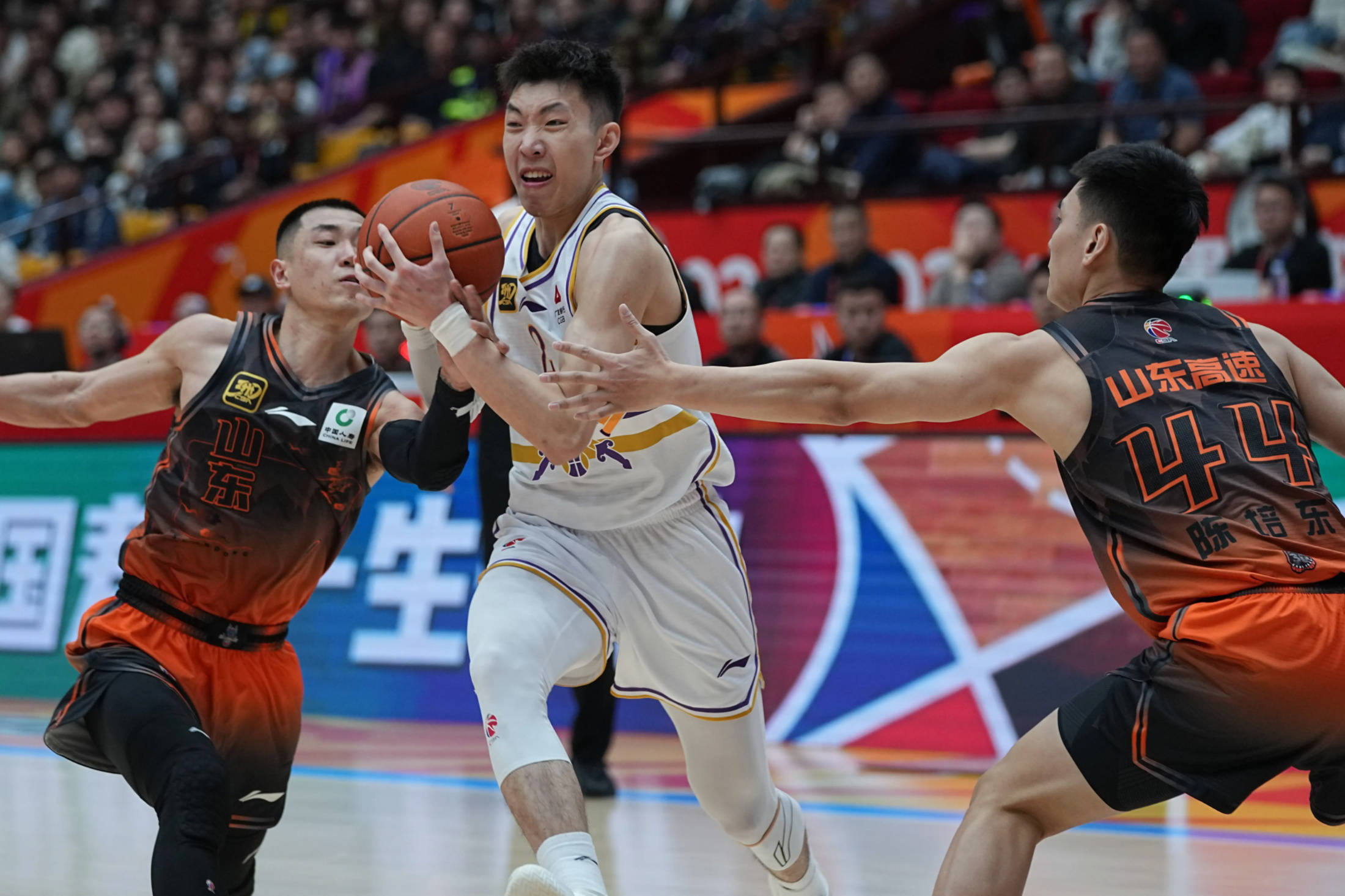 关于CBA季后赛倒计时，密尔沃基雄鹿冲刺阶段临场应变，细节引发关注，态度坚定，轮换策略成焦点的信息